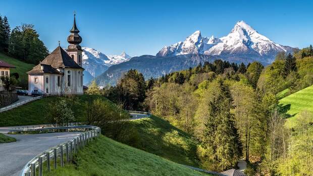Die Kirche von Maria Gern vor dem Watzmann-Massiv im Berchtesgadener Land.