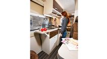 Die Küchenzeile ist mit Dreiflammkocher und 90-Liter-Kühlschrank ausgestattet. 