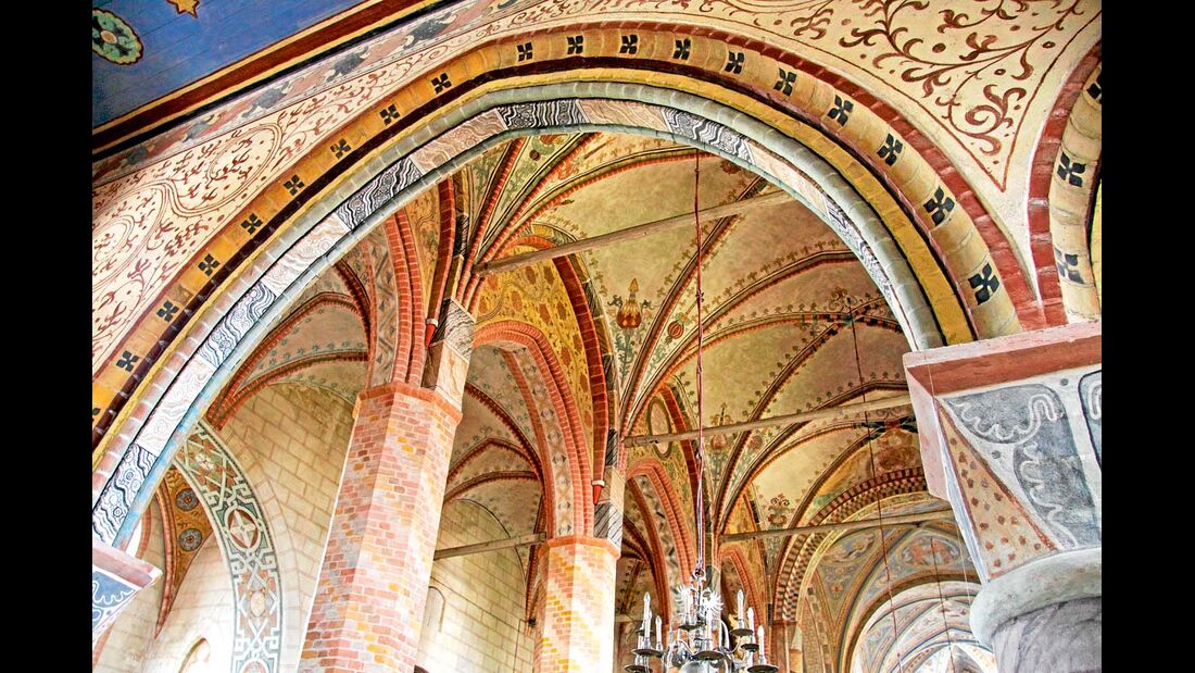 Die Marienkirche in Bergen auf Rügen hat schöne Fresken im Inneren.