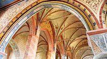 Die Marienkirche in Bergen auf Rügen hat schöne Fresken im Inneren.