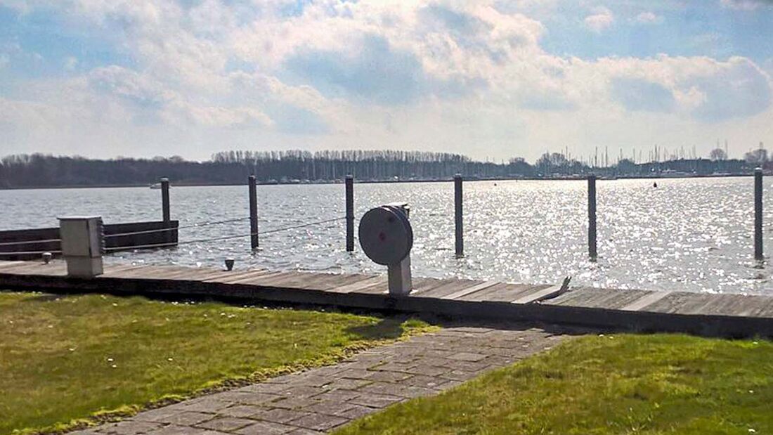 Die Niederlande bietet für Wassersportfans viele Möglichkeiten das Hobby auszuüben. Zum Beispiel von diesem Stellplatz aus.