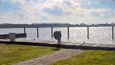 Die Niederlande bietet für Wassersportfans viele Möglichkeiten das Hobby auszuüben. Zum Beispiel von diesem Stellplatz aus.