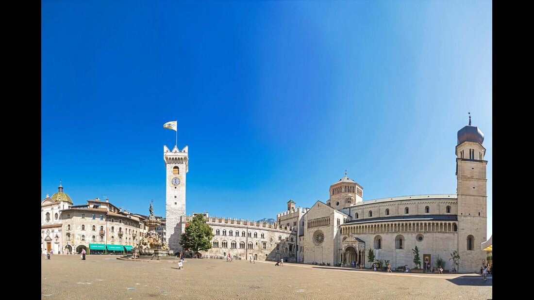 Die Piazza Duomo mit Neptunbrunnen im Zentrum von Trient.