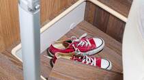 Die Sitztruhe ist belegt, im Podestfach gibt es noch Platz für Schuhe.