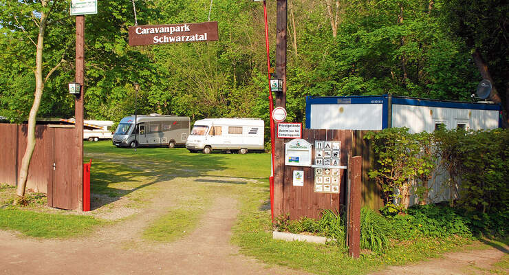 Die Stellplaetze auf der Anlage aehneln einem Campingplatz.