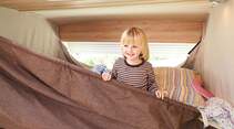 Die beiden Kinder teilen sich das Hochbett.