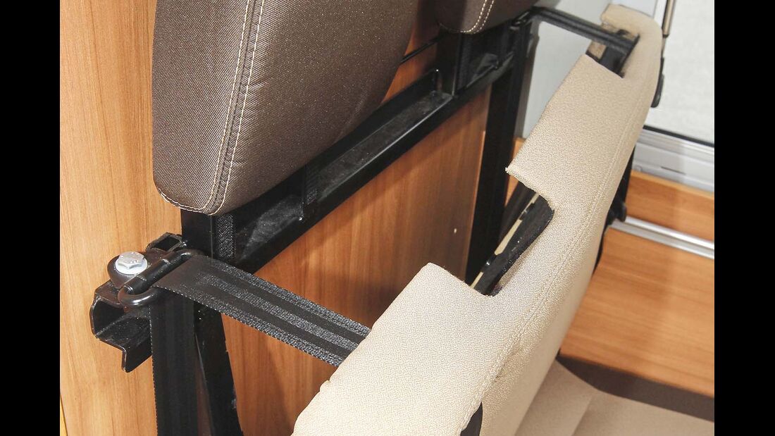 Die oberen Umlenkpunkte der Sitzbankgurte liegen außen, wodurch sich Kindersitze kippsicher fixieren lassen.