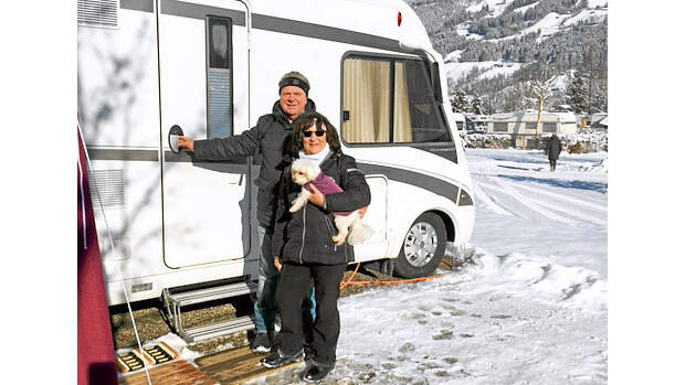 Doris und Bodo Lauterbach vor Reisemobil