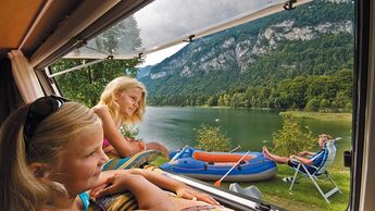 Drei Campingplätze an den Seen im Tiroler Alpbachtal laden zu einem naturnahen Familienurlaub ein