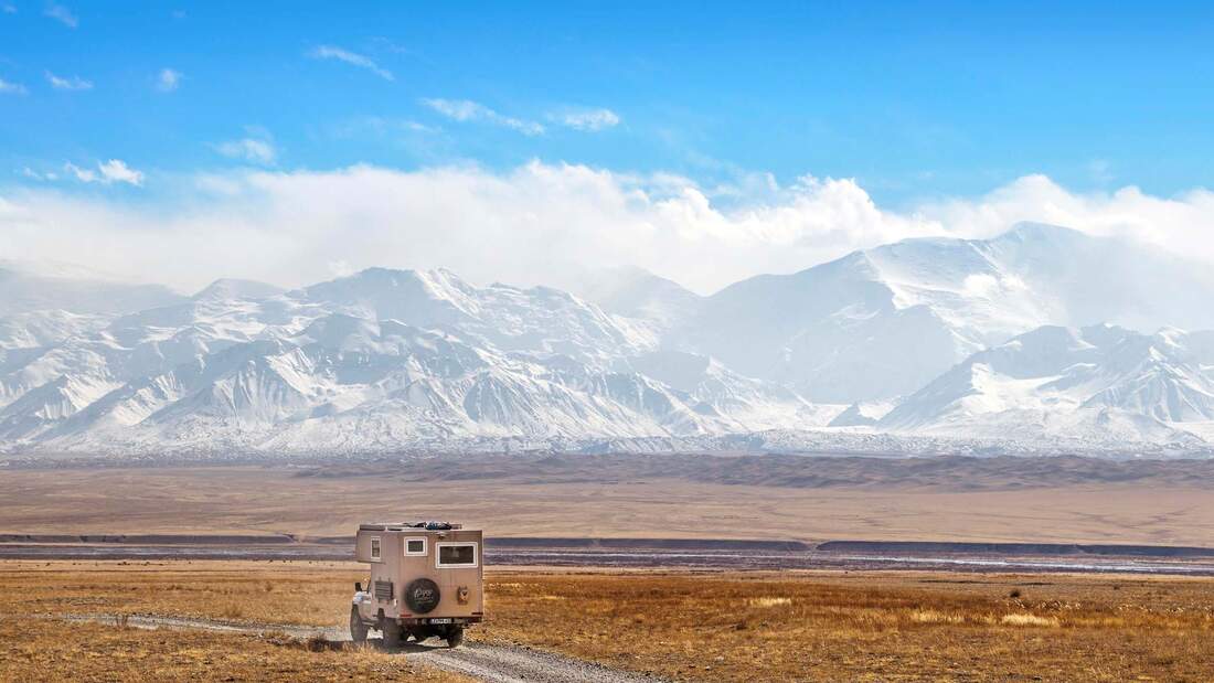 Durchs wilde Kirgistan: Das Pamir-Gebirge am Horizont reicht bis auf 7000 Meter Höhe.