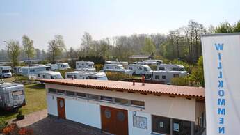Ein Wohnmobil Stellplatz in Bremervörde hat die gute Idee ein Maibaumfest mit einem Reisemobiltreffen zu verbinden.