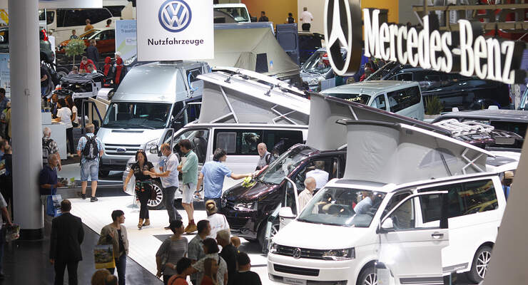 Eine 80-köpfige Delegation aus China ist zu Besuch auf dem CARAVAN SALON. Die Experten machen sich persönlich ein Bild.