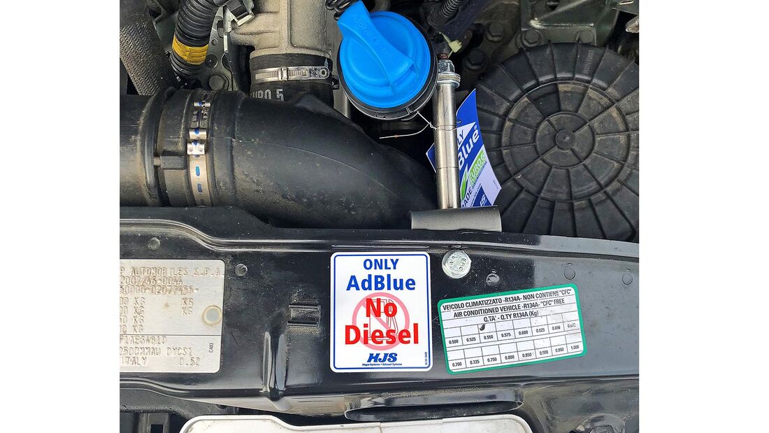 Einfüllstutzen für AdBlue im Motorraum des Fiat Ducato.
