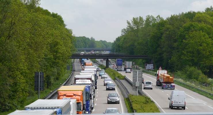 Einige Länder verhängen in der Hauptreisezeit ein zusätzliches Fahrverbot für Lkw über 7,5 Tonnen sowie für Lkw mit Anhänger.