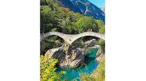 Elegante Bogenbrücke Ponte dei Salti bei Lavertezzo.
