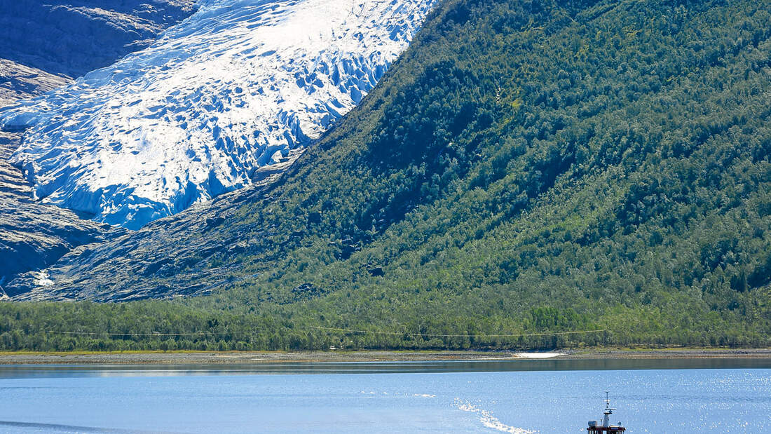 Engenbreen: blau schimmernde Gletscherzunge, die fast bis auf Meereshöhe hinabreicht.