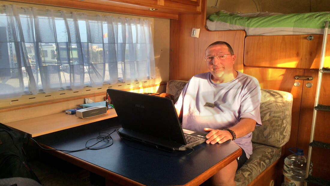 Ernst vor Laptop