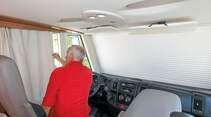 Fahrerhaus-Verdunkelung: Für Frontscheibe einen elektrischen Rollladen, an den Seiten Vorhänge.