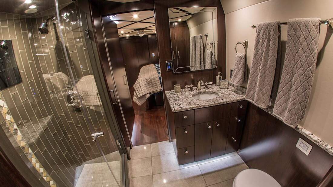 Featherlite Coaches: Luxus-Wohnmobil mit Fernseher in der Dusche - Promobil