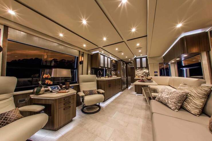 Featherlite Coaches: Luxus-Wohnmobil mit Fernseher in der Dusche | Promobil