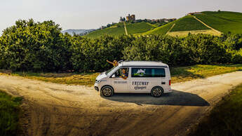 FreeWay Camper, Reisemobil, Landschaft, Junge Leute, Felder