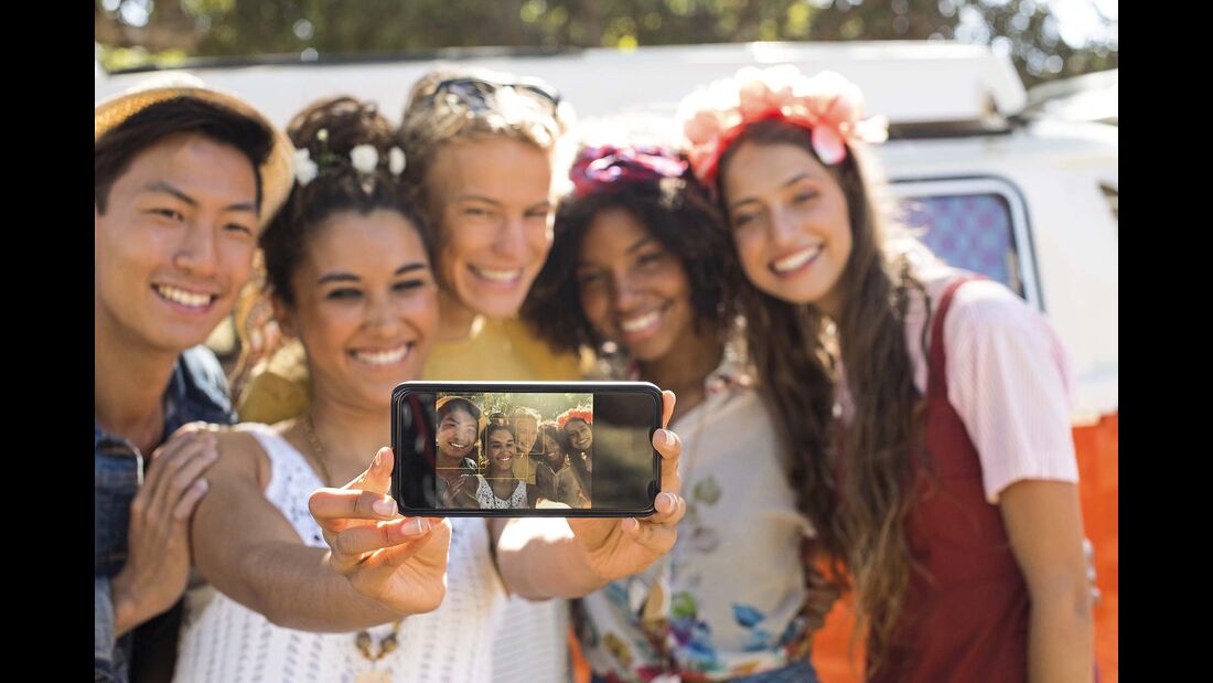 Fünf junge Erwachsenen machen ein Selfie mit dem iPhone 