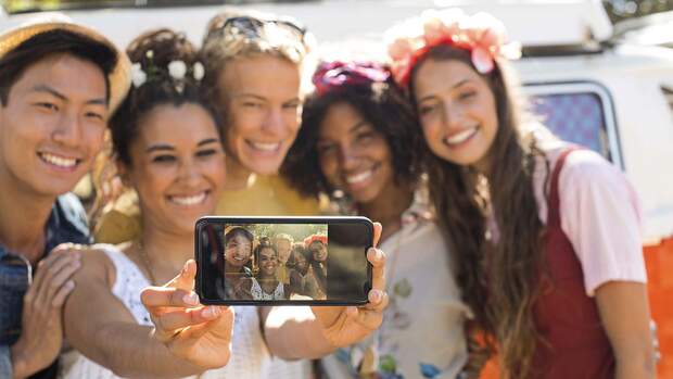 Fünf junge Erwachsenen machen ein Selfie mit dem iPhone