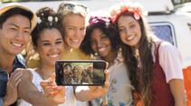 Fünf junge Erwachsenen machen ein Selfie mit dem iPhone 