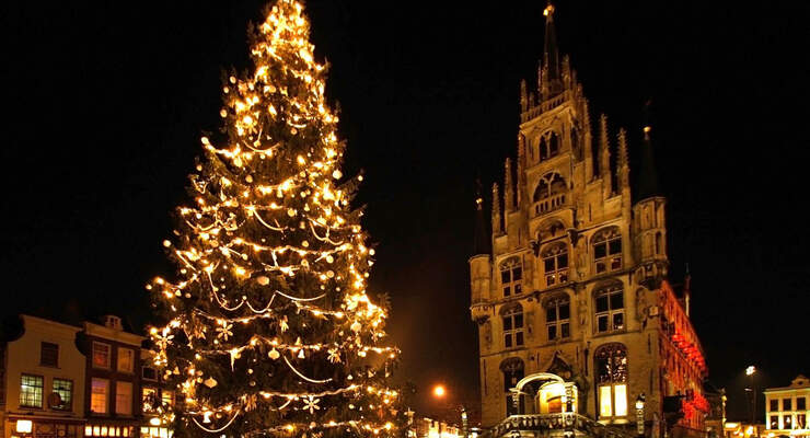 Für vorweihnachtliche Stimmung sorgt der Besuch in der südholländischen Stadt Gouda bei Kerzenschein. Die Gebäude rund um den Markt erstrahlen am 12. Dezember in hellem Kerzenschein.