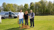 Gastgeber Thei und Silke Scherner mit Hund Leopold und Bürgermeister Mathias Haas