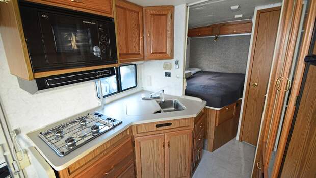 Gebrauchtcheck Us-Mobile Winnebago Brave Küche
