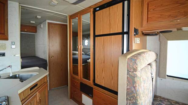 Gebrauchtcheck Us-Mobile Winnebago Brave Schränke