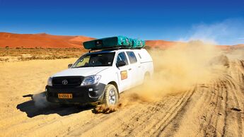 Geländewagen auf dem Weg zum Dead Vlei in Namibia