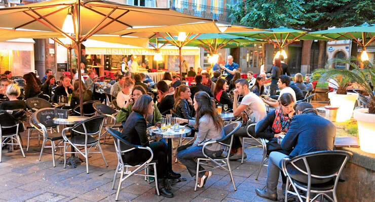 Gemuetliche Restaurants verfuehren zum Bleiben.