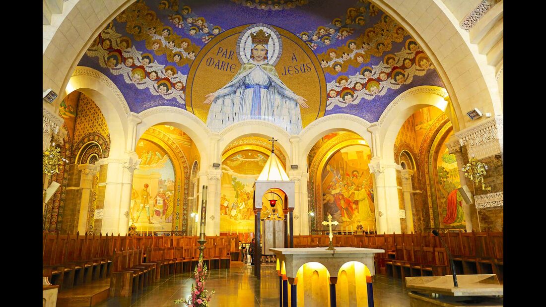 Glanzvoller Innenraum der Rosenkranz-Basilika, überwölbt von monumentalem Marien-Mosaik.
