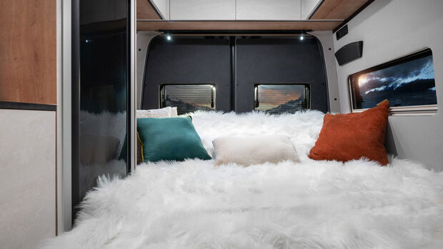 Globe-Traveller Falcon 2YS on VV Crafter: Camper with rear seating area