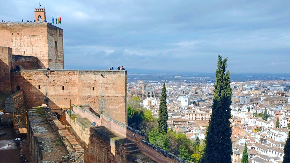 Granada: Die berühmte Festung Alhambra und auch die schöne Altstadt sind gerade im Winter einen Tages ausflug wert.