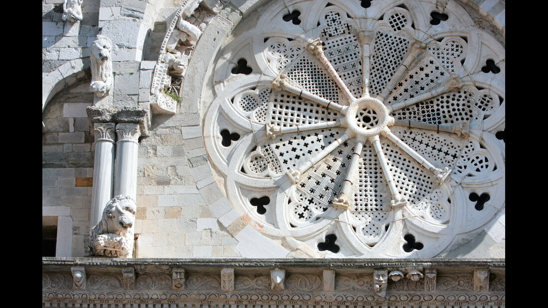 Hauptfassade der Kathedrale von Troia.
