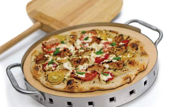 Heißer Stein. Bella Italia zum Selbermachen: Das Pizzastein-Set von Broil King ermöglicht die Zubereitung der beliebten Teigfladen auf dem Gas- und Kohlegrill. In dem Edelstahlgestell ist ein Thermometer integriert . Mit zwei Griffen kann der Stein samt Halterung aus dem Grill gehoben werden. Stilecht serviert wird die Pizza mit einer Holzschaufel. Das Set kostet etwa 90 Euro. Info: broilkingbbq.com