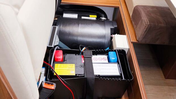 Heizung, Batterie und Ladegerät sind kompakt und gut zugänglich in der Querbank installiert.