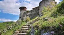 Hier wirkte der albanische Nationalheld Skanderbeg: Burg auf einem spitzen Berg beim Dorf Petrela unweit der Stadt Tirana.