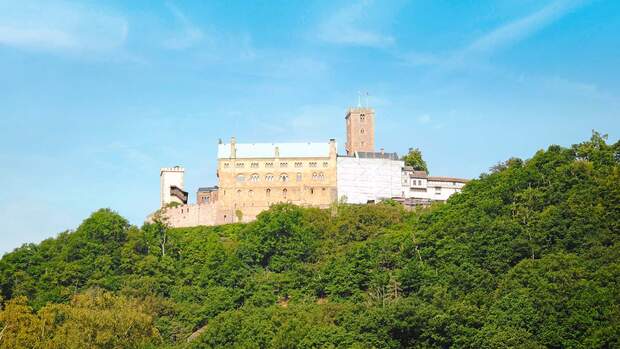 Hoch über Eisenach ragt die Wartburg als symbolischer Mittelpunkt Deutschlands empor.