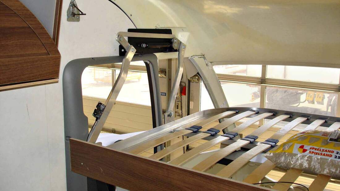 Das Hubbett als beweglicher und platzsparender Schlafplatz. - Promobil