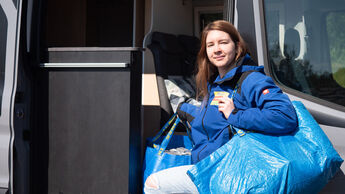 Ikea-Zubehör für den Campingbus wird in den Bus getragen