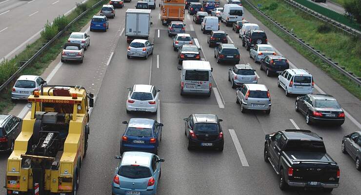 In Österreich sind ab 1. Januar 2012 alle Verkehrsteilnehmer verpflichtet, bei Stau eine Rettungsgasse zu bilden