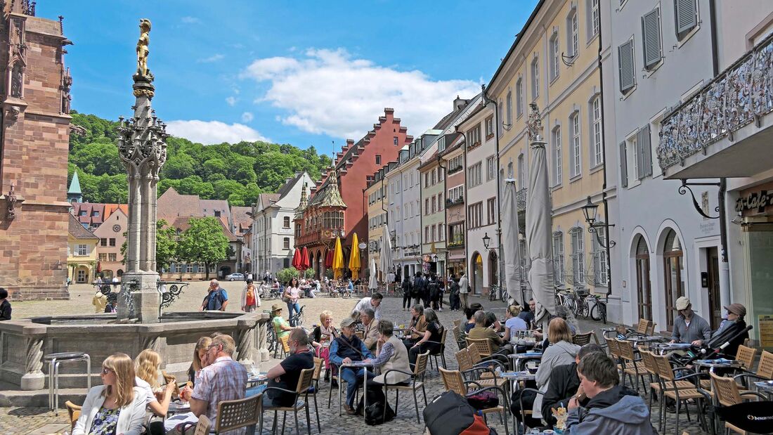 In Weingegenden ist der Alltag meist besonders entspannt: Die Sonne scheint öfter, und man isst und trinkt gern open-air, wie hier in Freiburg.