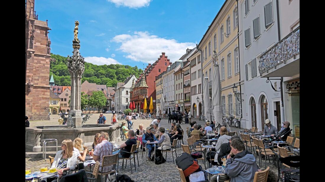 In Weingegenden ist der Alltag meist besonders entspannt: Die Sonne scheint öfter, und man isst und trinkt gern open-air, wie hier in Freiburg.