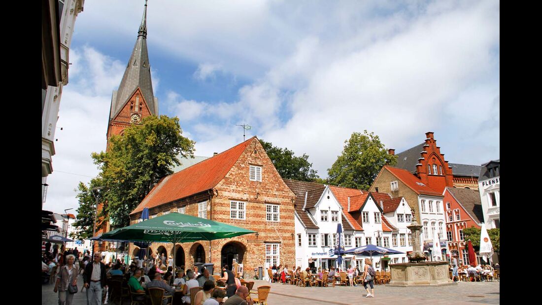 In der Fußgängerzone „Große Straße“ im alten Zentrum von Flensburg geht es gemütlich zu.