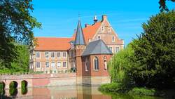 In der Wasserburg Hülshoff bei Havixbeck ehrt eine Sammlung das Andenken an die Dichterin Annette von Droste-Hülshoff.