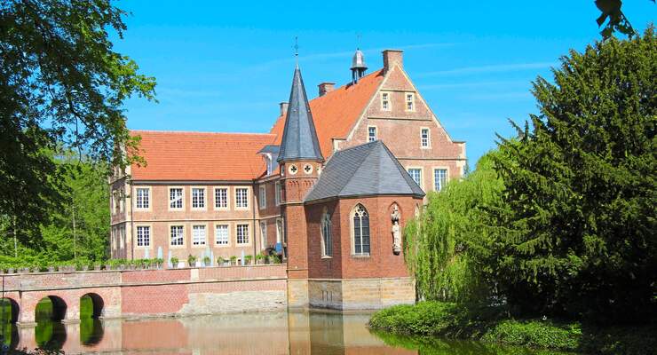 In der Wasserburg Hülshoff bei Havixbeck ehrt eine Sammlung das Andenken an die Dichterin Annette von Droste-Hülshoff.